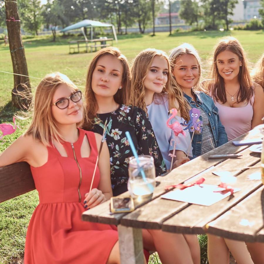gruppe-von-freundinnen-die-zusammen-am-tisch-sitzen-und-einen-geburtstag-im-outdoor-park-feiern2_mittel__COPY__29